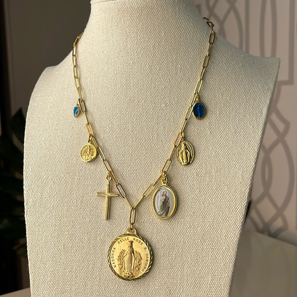 Super antique saints charms on an 18kt Gold plated 18.5” chain - Picture 2 of 8